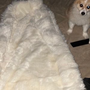 WHITE FAUX FUR SHAWL